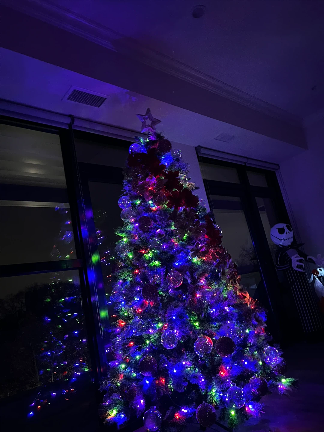 Moving sale - Pre-lit Christmas Tree with Ornaments and Garland - photo 4