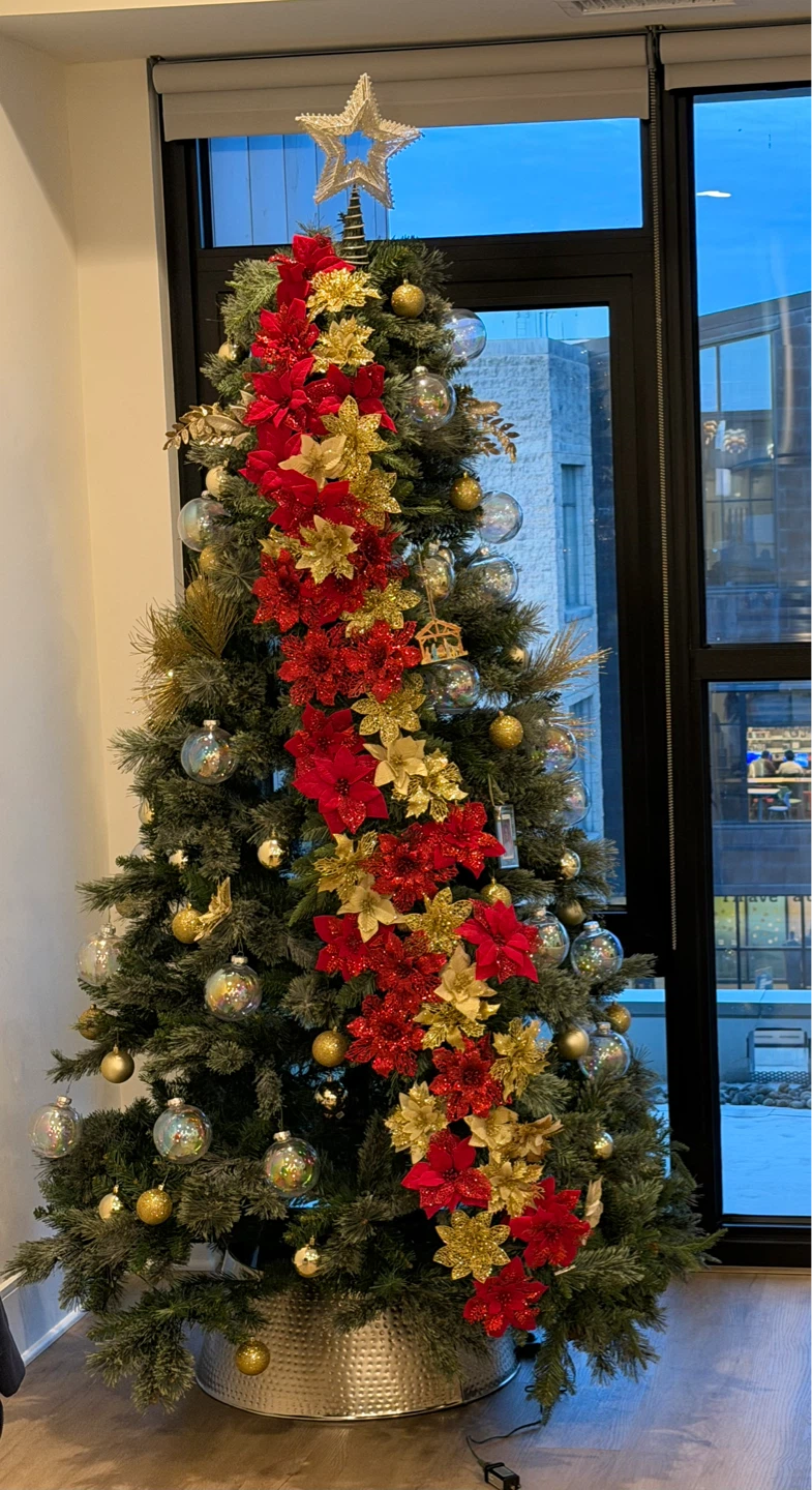 Moving sale - Pre-lit Christmas Tree with Ornaments and Garland - photo 5