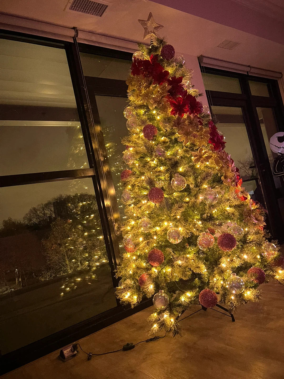 Moving sale - Pre-lit Christmas Tree with Ornaments and Garland - photo 2