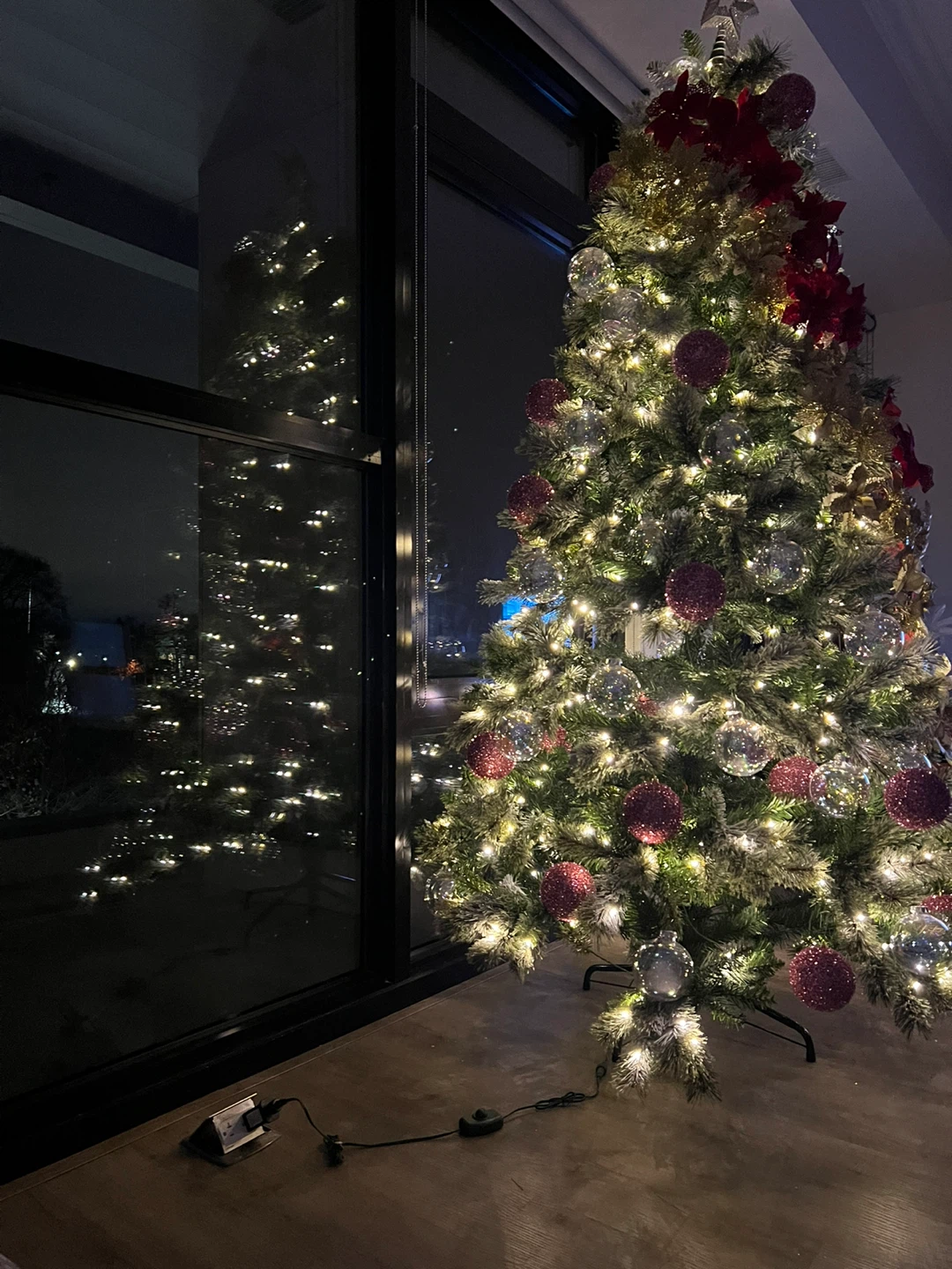 Moving sale - Pre-lit Christmas Tree with Ornaments and Garland - photo 3