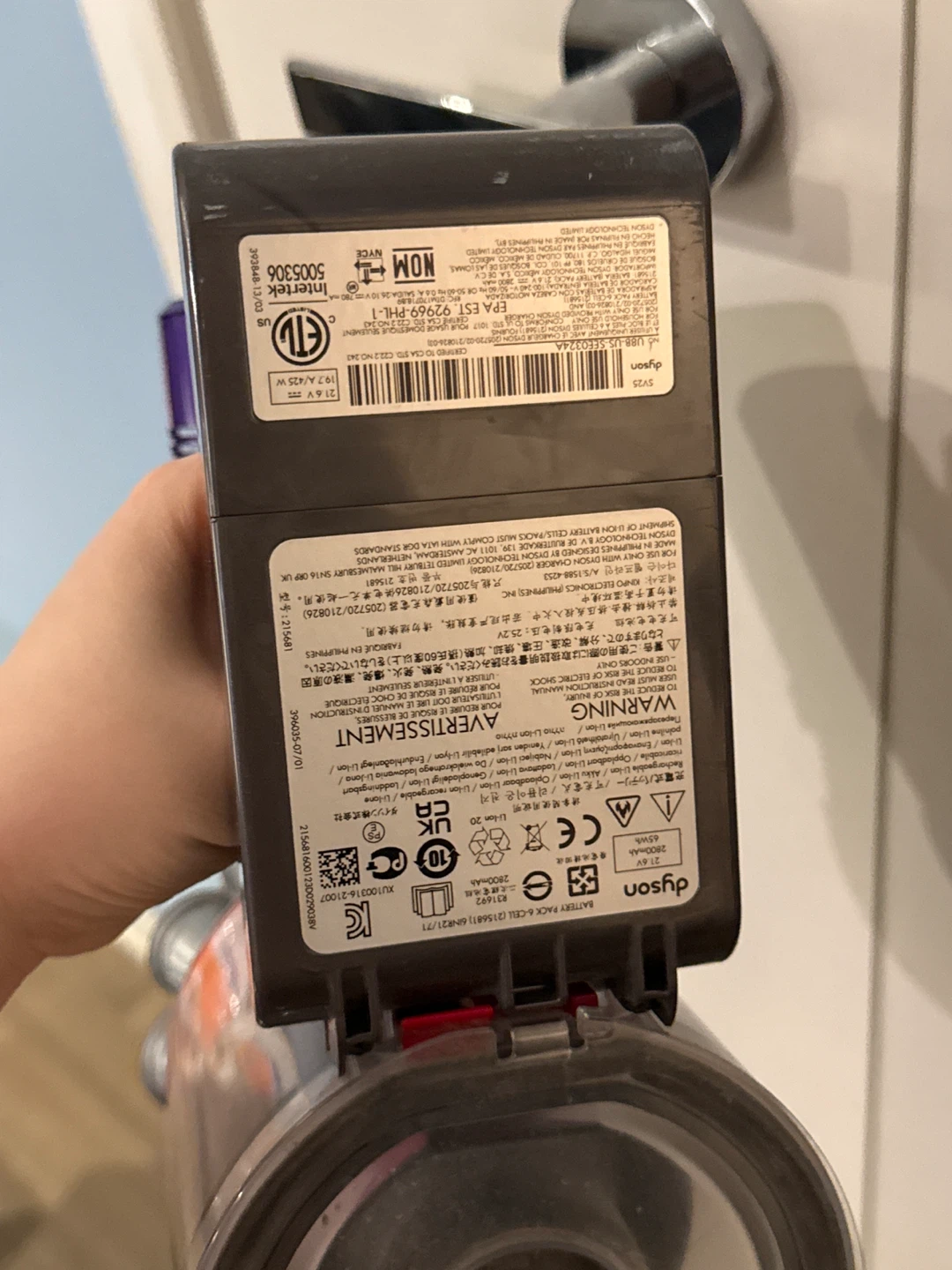 Like new Dyson V8 Cordless Vacuum Cleaner - photo 4