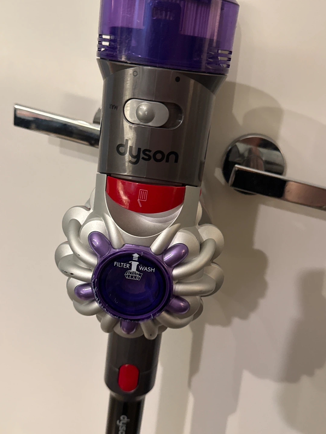 Like new Dyson V8 Cordless Vacuum Cleaner - photo 2
