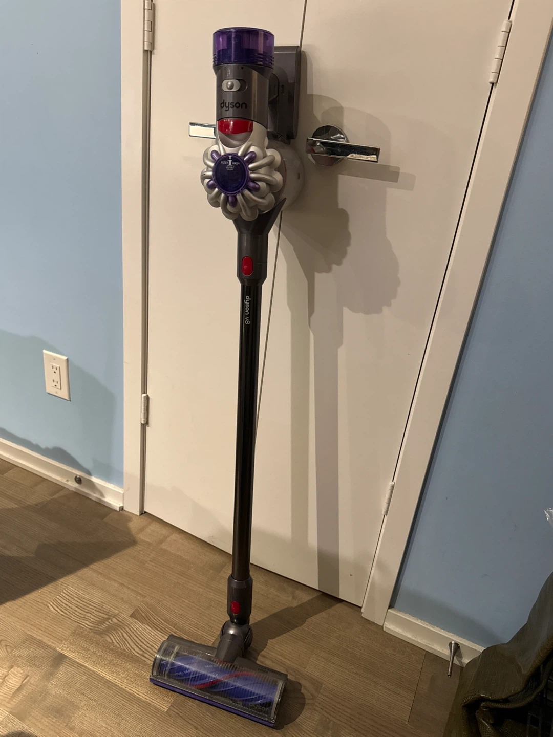 Like new Dyson V8 Cordless Vacuum Cleaner