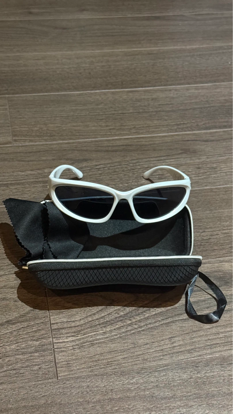Y2K Sunglasses with Case - photo 2