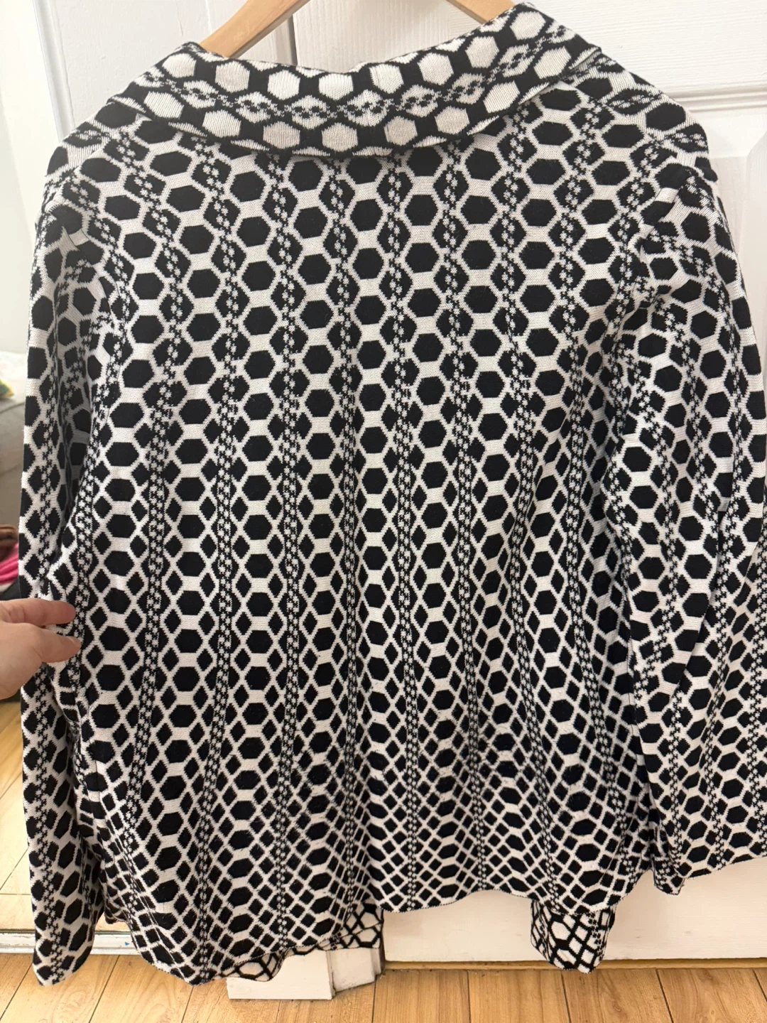 Women's Black and White Geometric Cardigan - photo 2