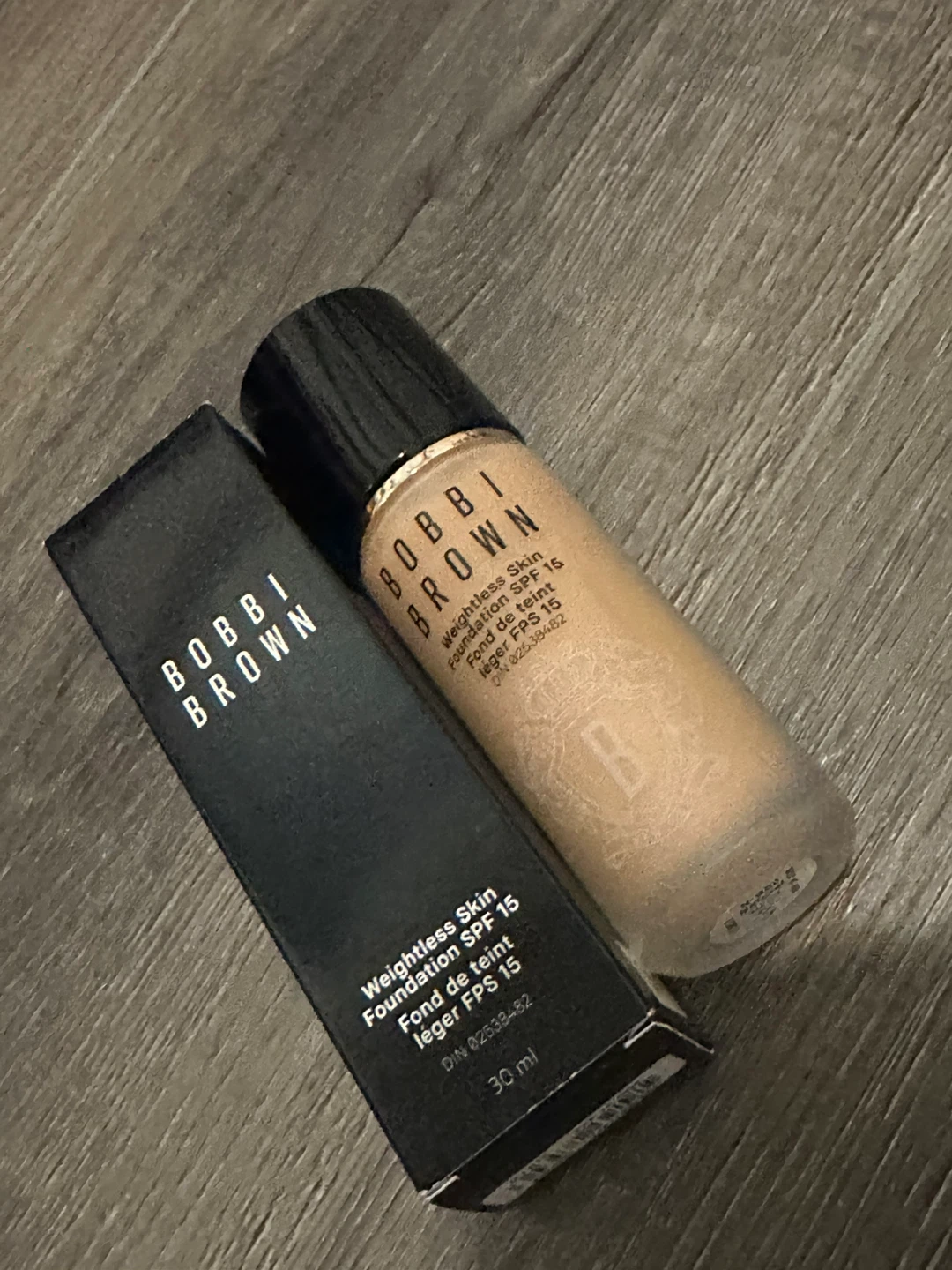 Bobbi Brown Weightless Skin Foundation SPF 15 - Natural - photo 4