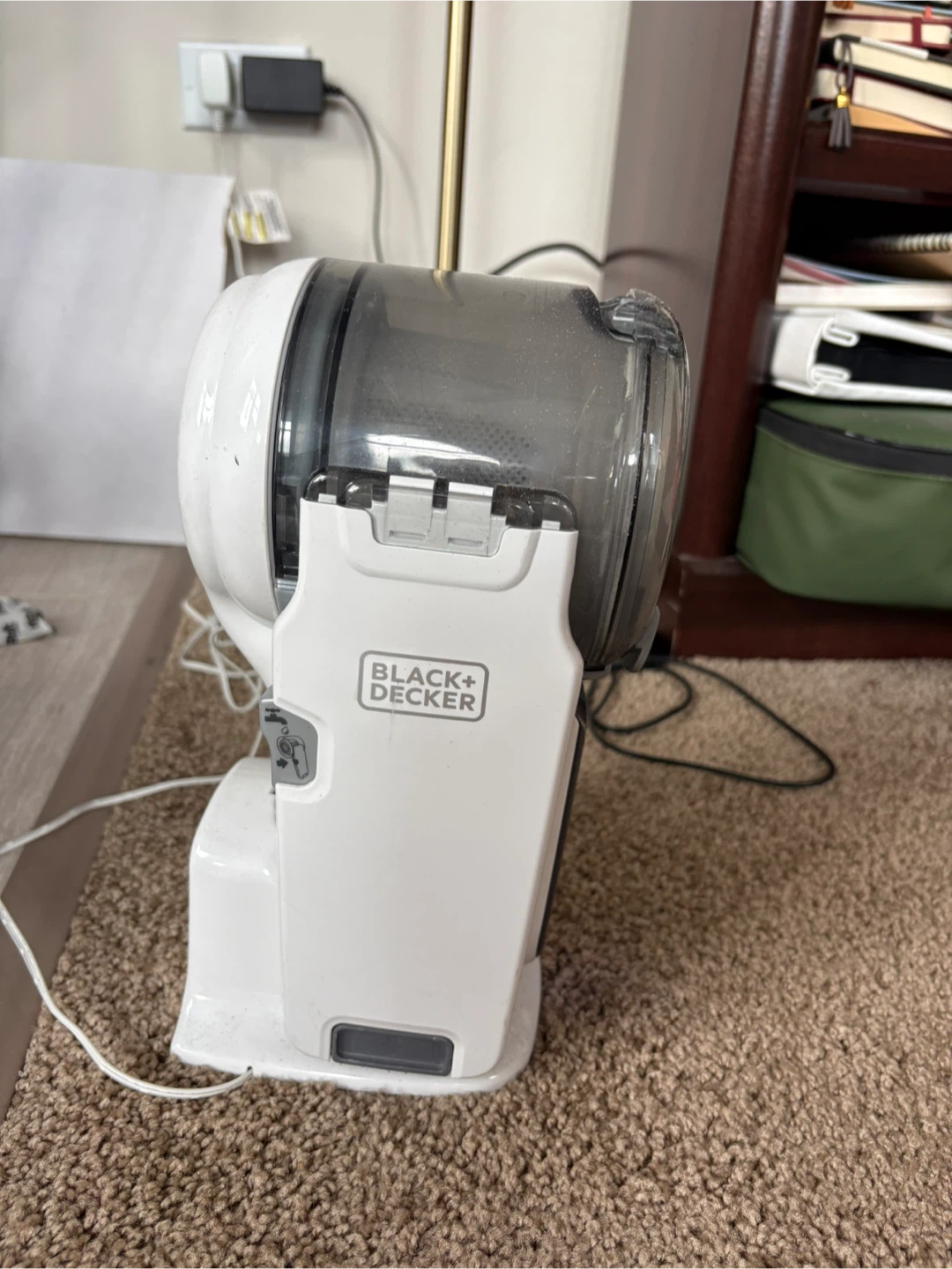 MOVING SALE- BLACK+DECKER Pivot Lithium Cordless Hand Vacuum - photo 4