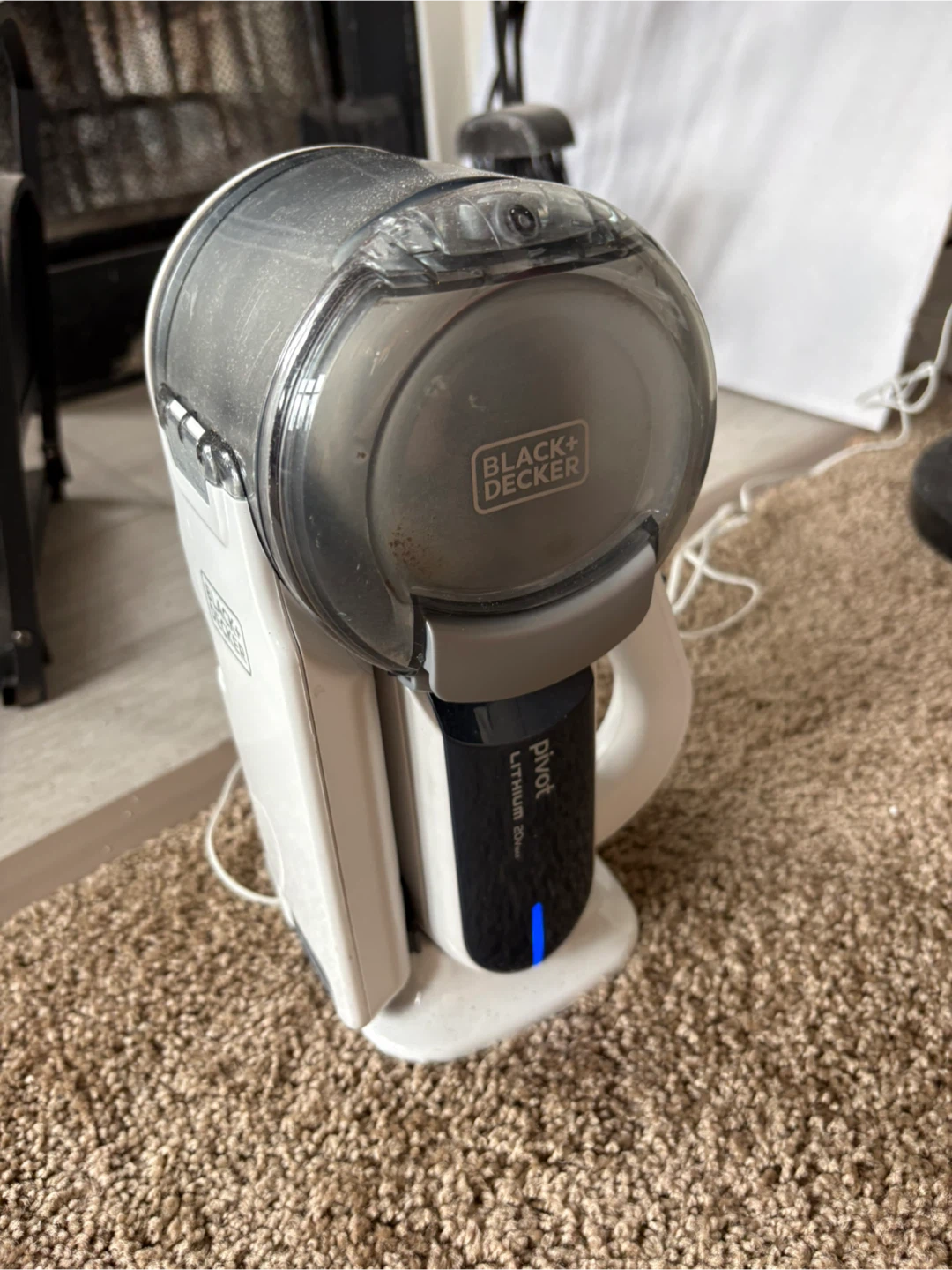 MOVING SALE- BLACK+DECKER Pivot Lithium Cordless Hand Vacuum - photo 3