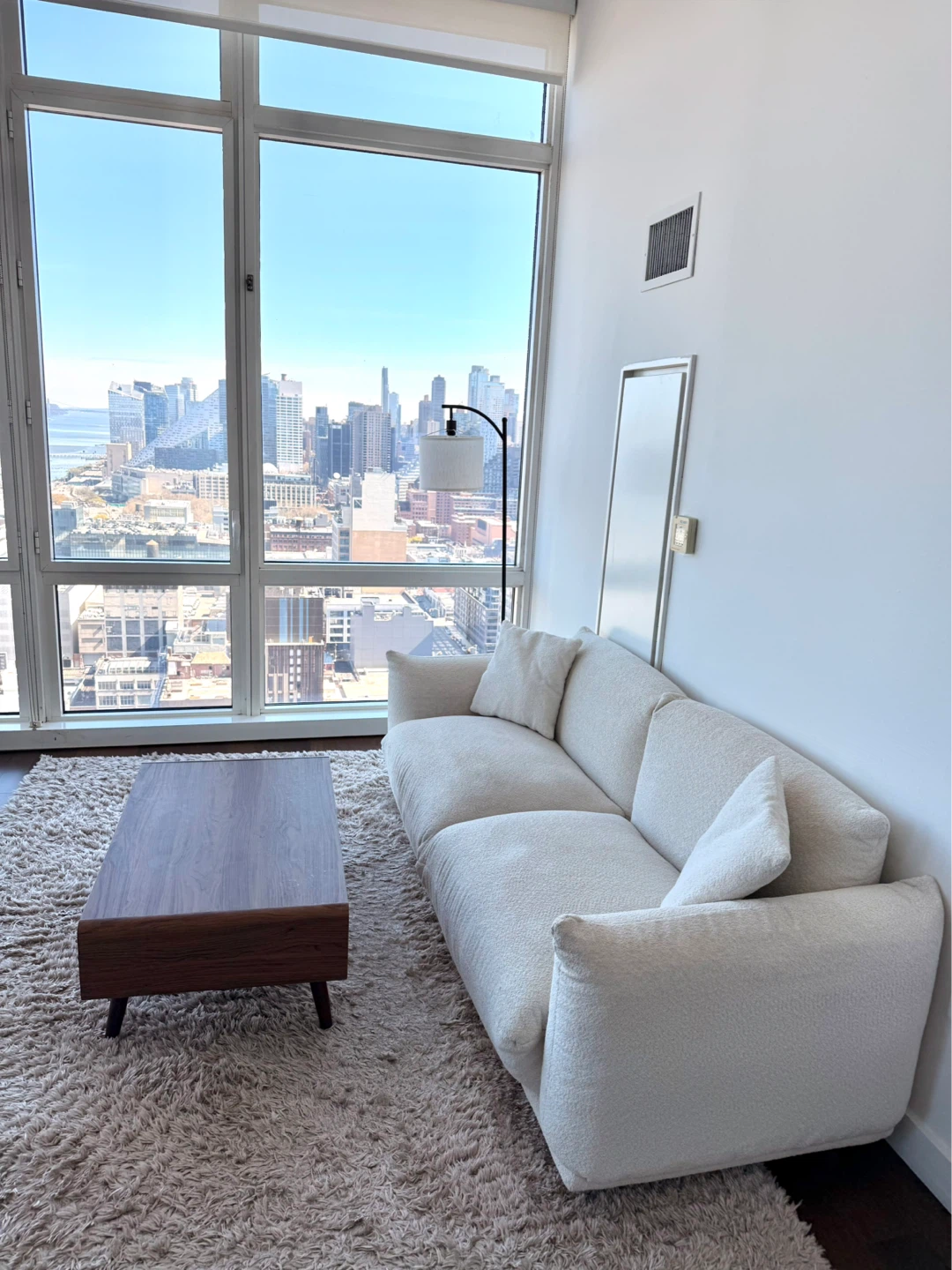 Modern Cream Bouclé Sofa – Excellent Condition - photo 4