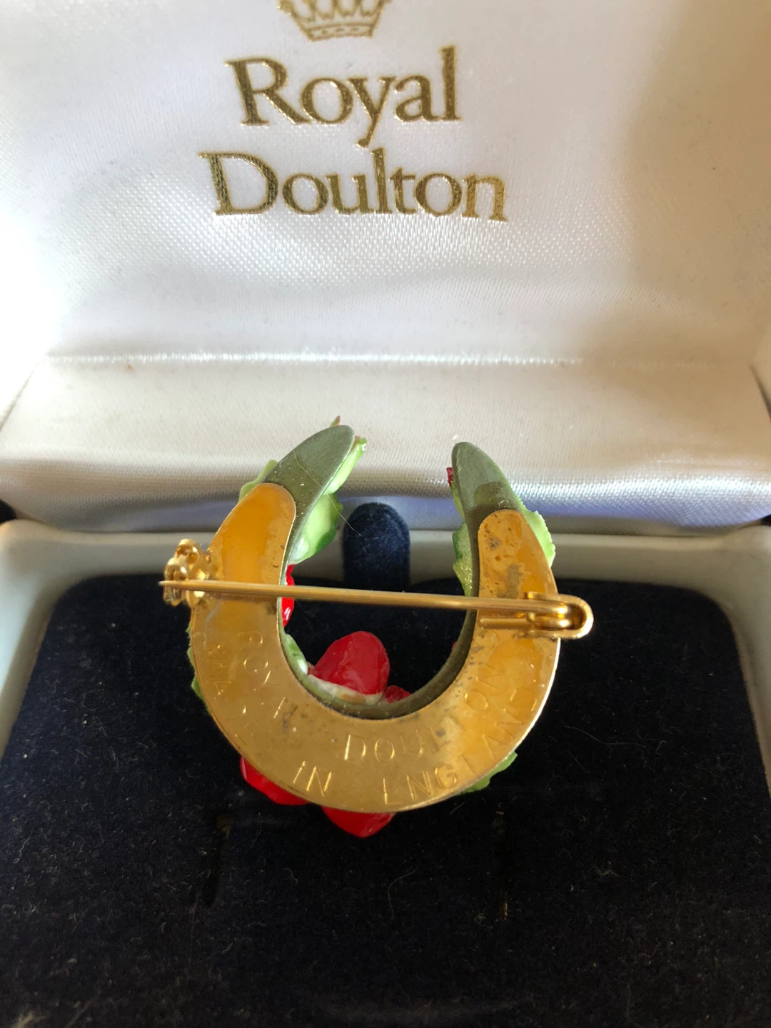 Royal Doulton Horseshoe Brooch with Red Roses - photo 2
