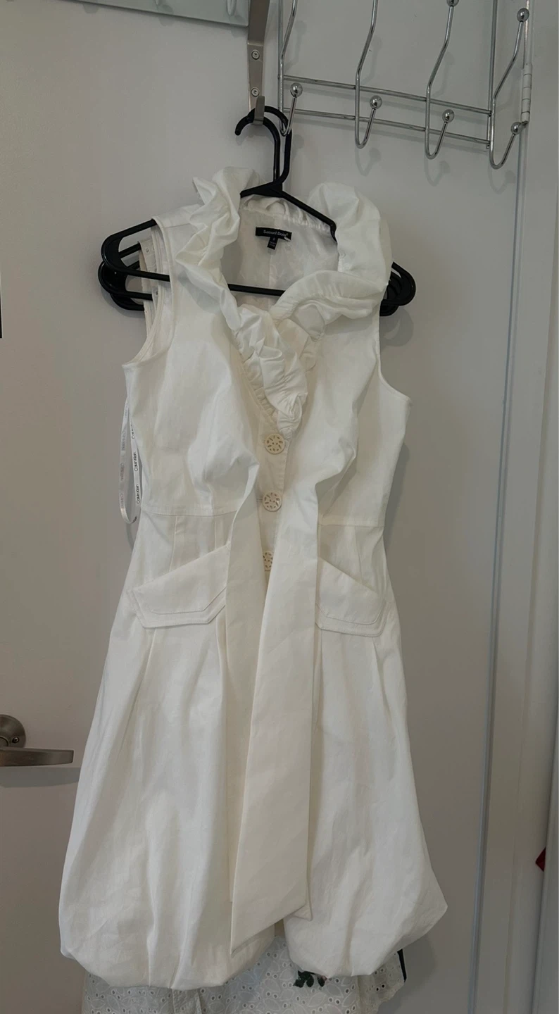 White Sleeveless Dress with Ruffle Collar