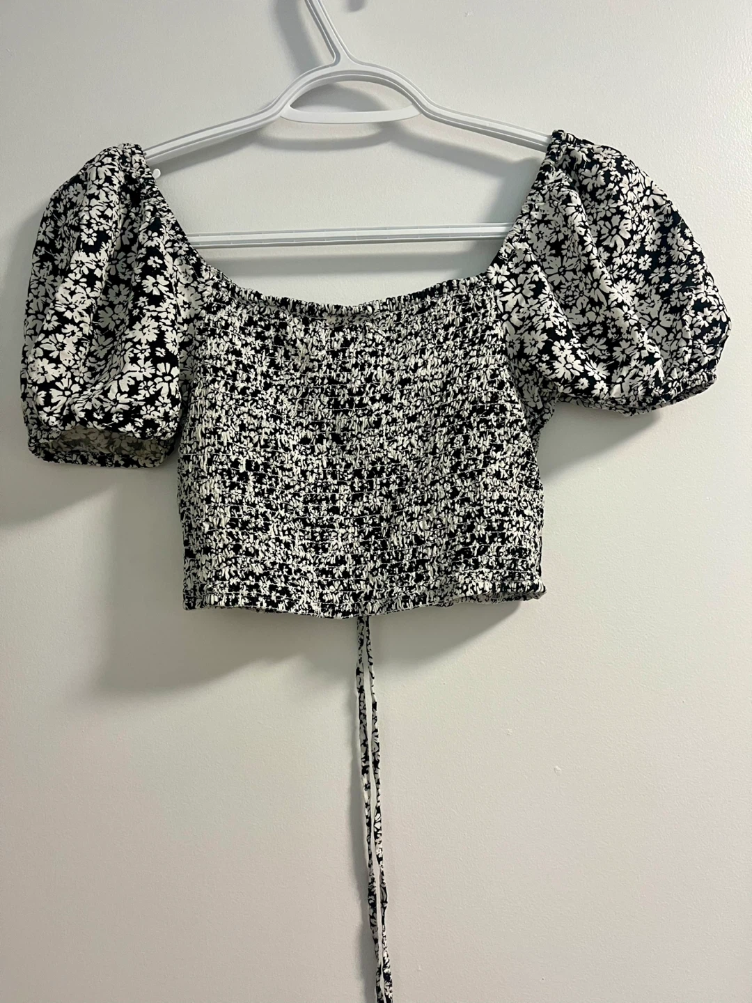 H&M Joy  Black and white floral print crop top Size Medium - photo 3