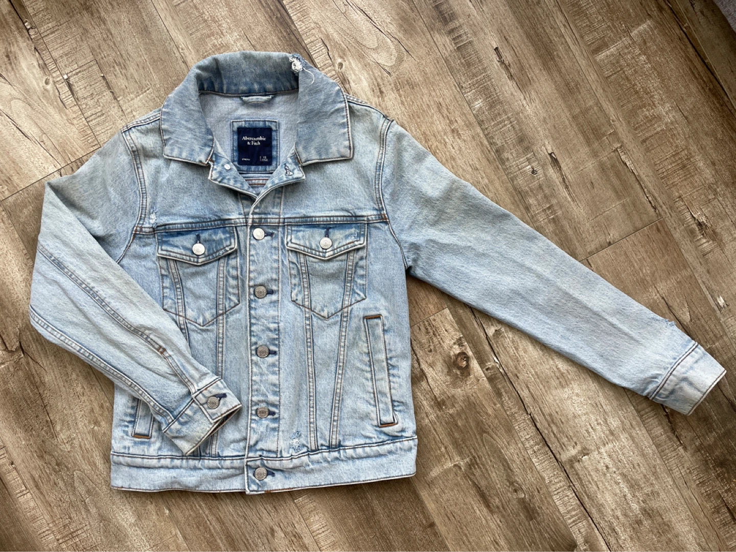 Abercrombie & Fitch Light Wash Denim Jacket (Men XS)