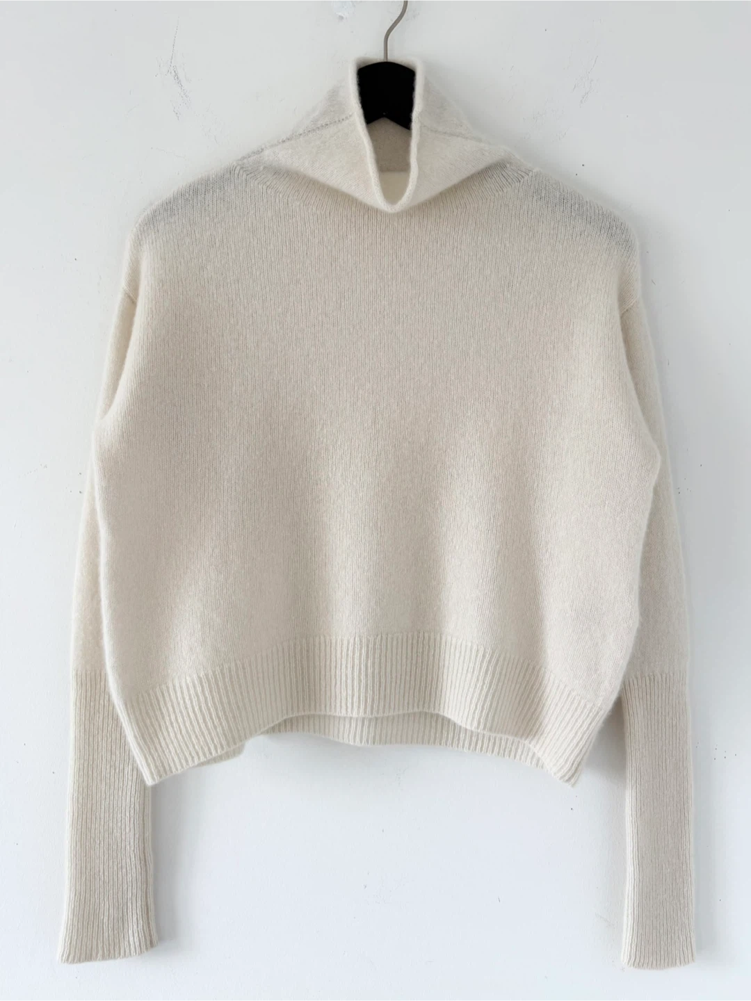 Aritzia Wilfred Cyprie 100% Cashmere Sweater