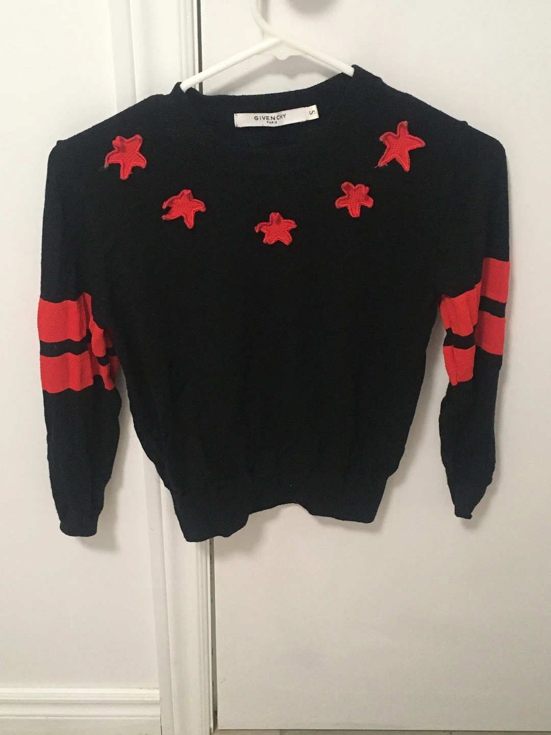 Preowned Women’s Black & Red Star Sweater Size Small