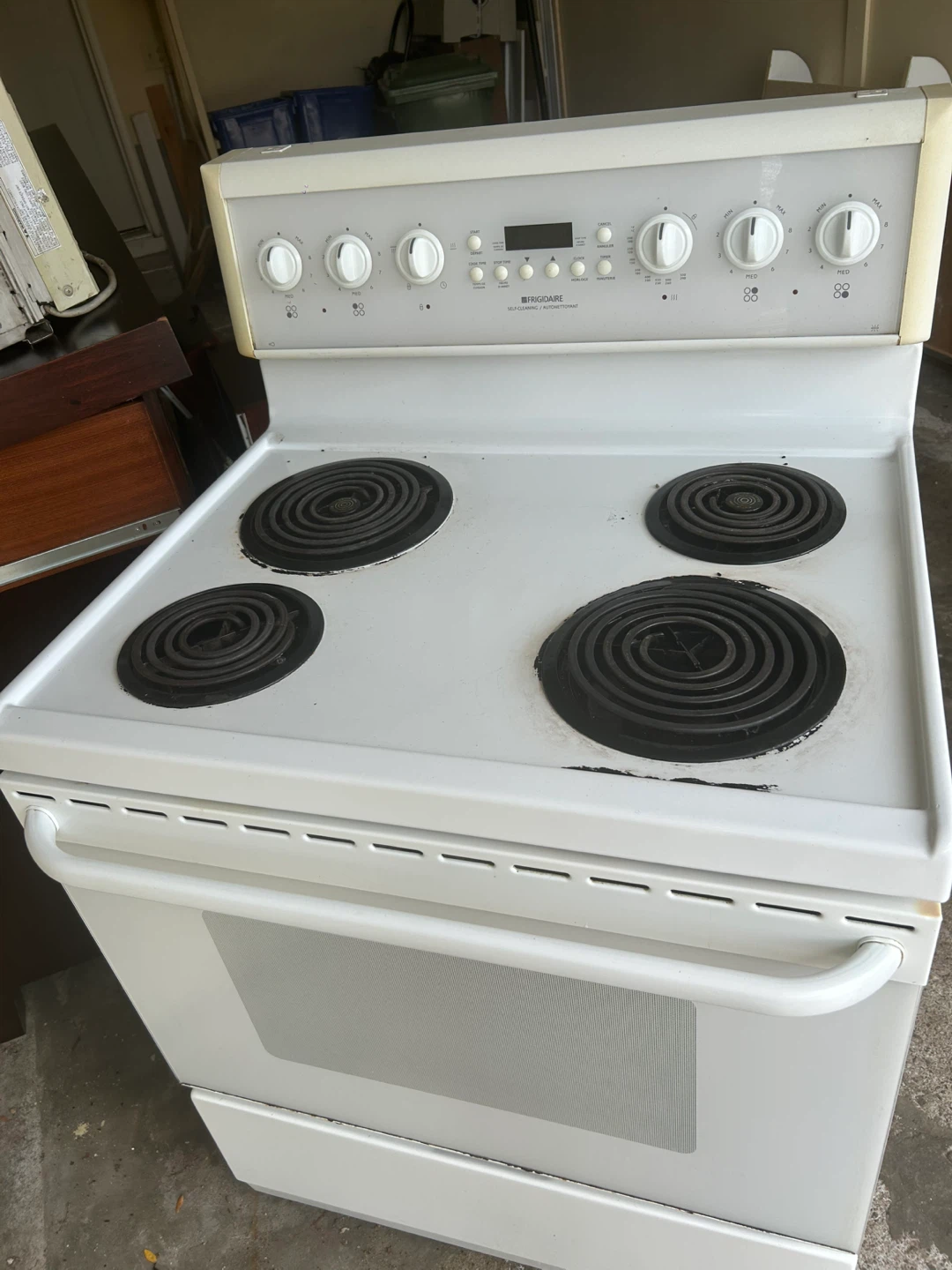 Frigidaire White Electric Coil Stove with Oven - photo 4