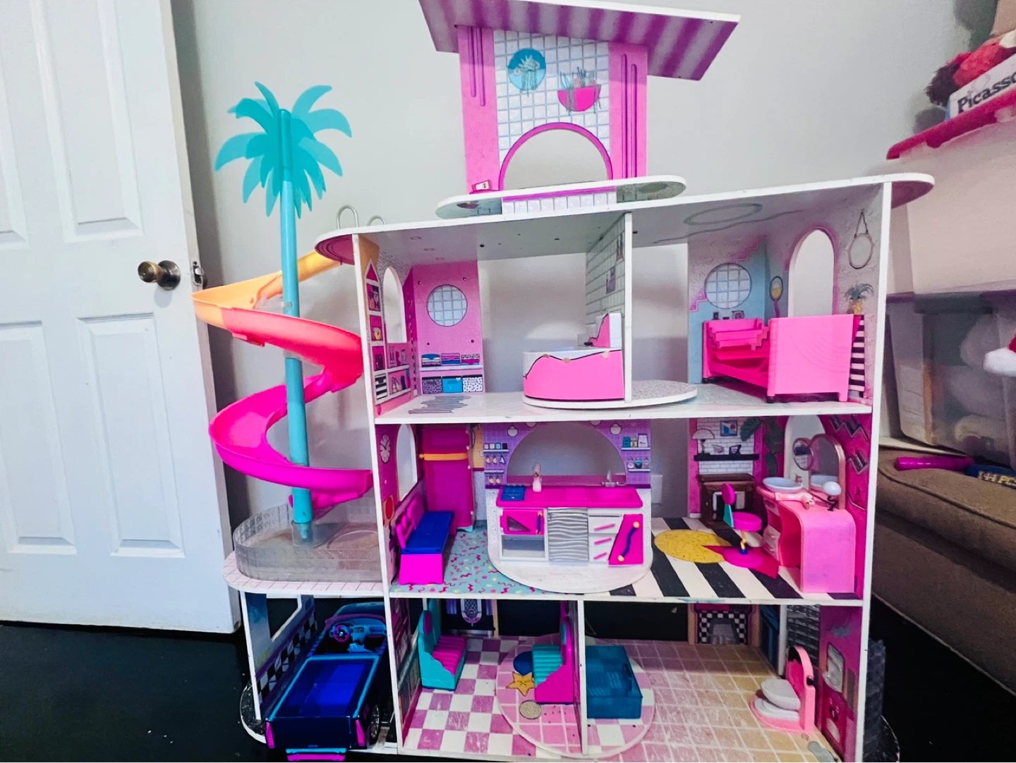 LOL Surprise Amazing Surprise Dollhouse with Car and Accessories