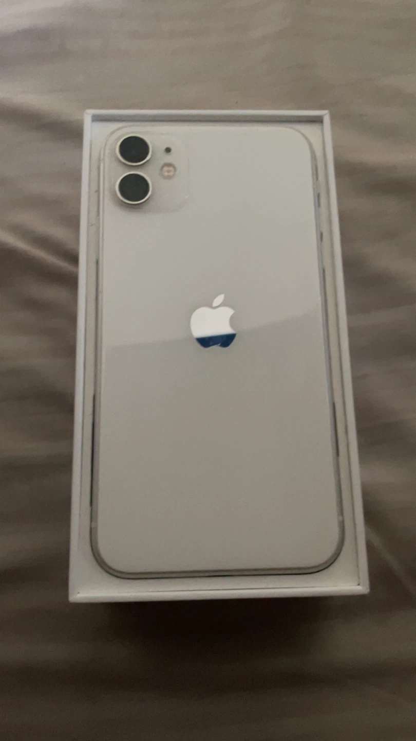 iPhone 11 (White) – Unlocked – Good Condition 📱