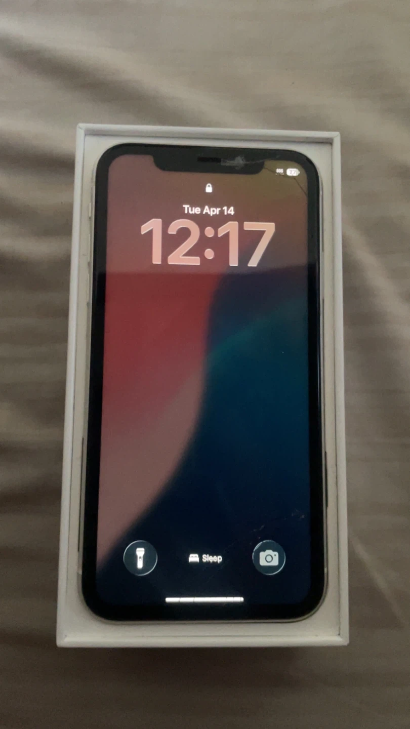 iPhone 11 (White) – Unlocked – Good Condition 📱 - photo 2