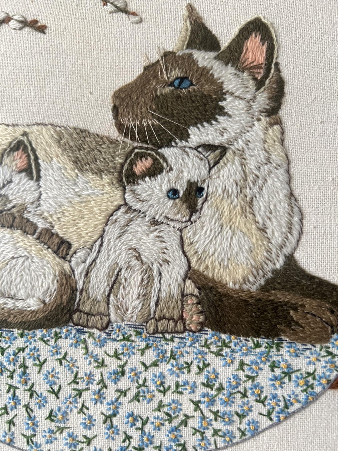Framed Siamese Cat & Kittens Embroidery Art - photo 3