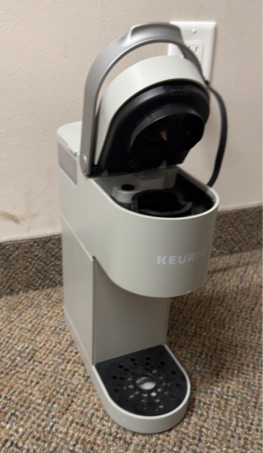 Keurig Coffee Maker – Powers On, Needs Repair (Internal Leak)