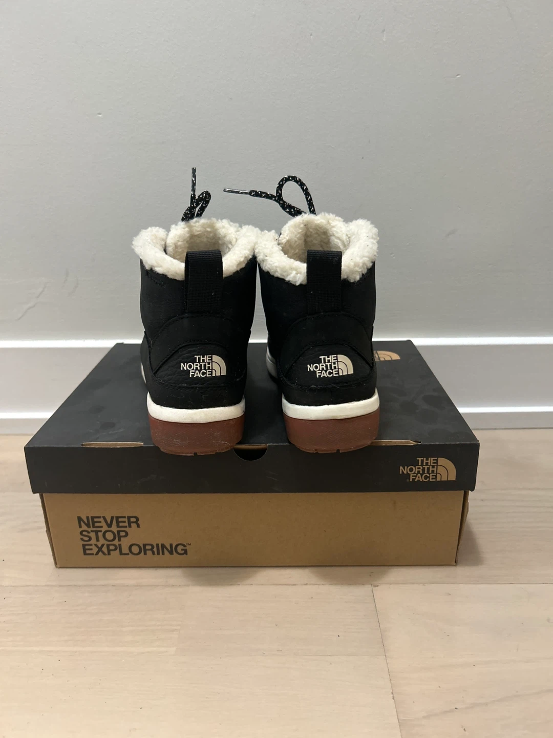 The North Face Winter Boots Size 6 - photo 3