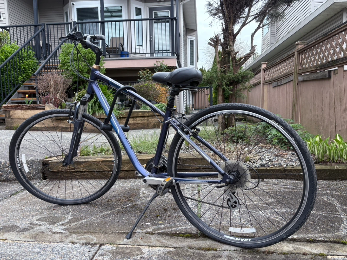 Giant Hybrid Bike - photo 2