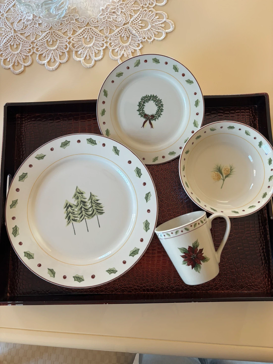 Christmas Themed Dinnerware Set - 4 Pieces