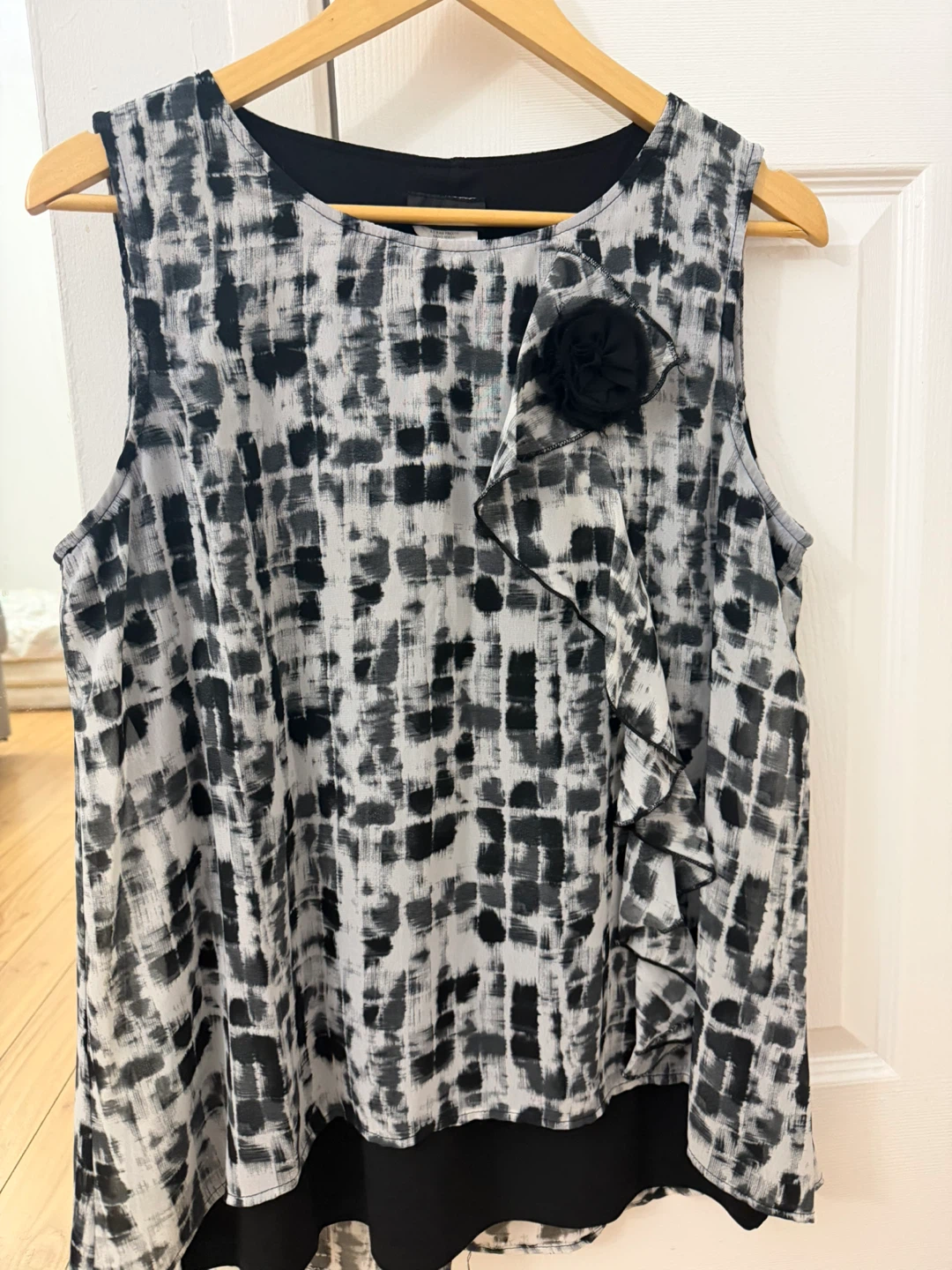 Women's Sleeveless Abstract Print Blouse with Flower Detail - photo 2