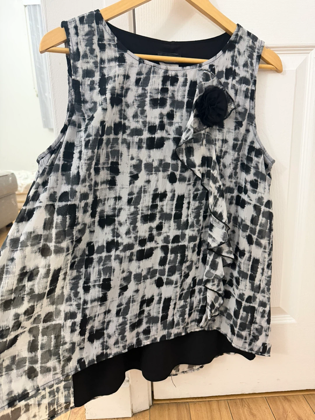 Women's Sleeveless Abstract Print Blouse with Flower Detail - photo 5