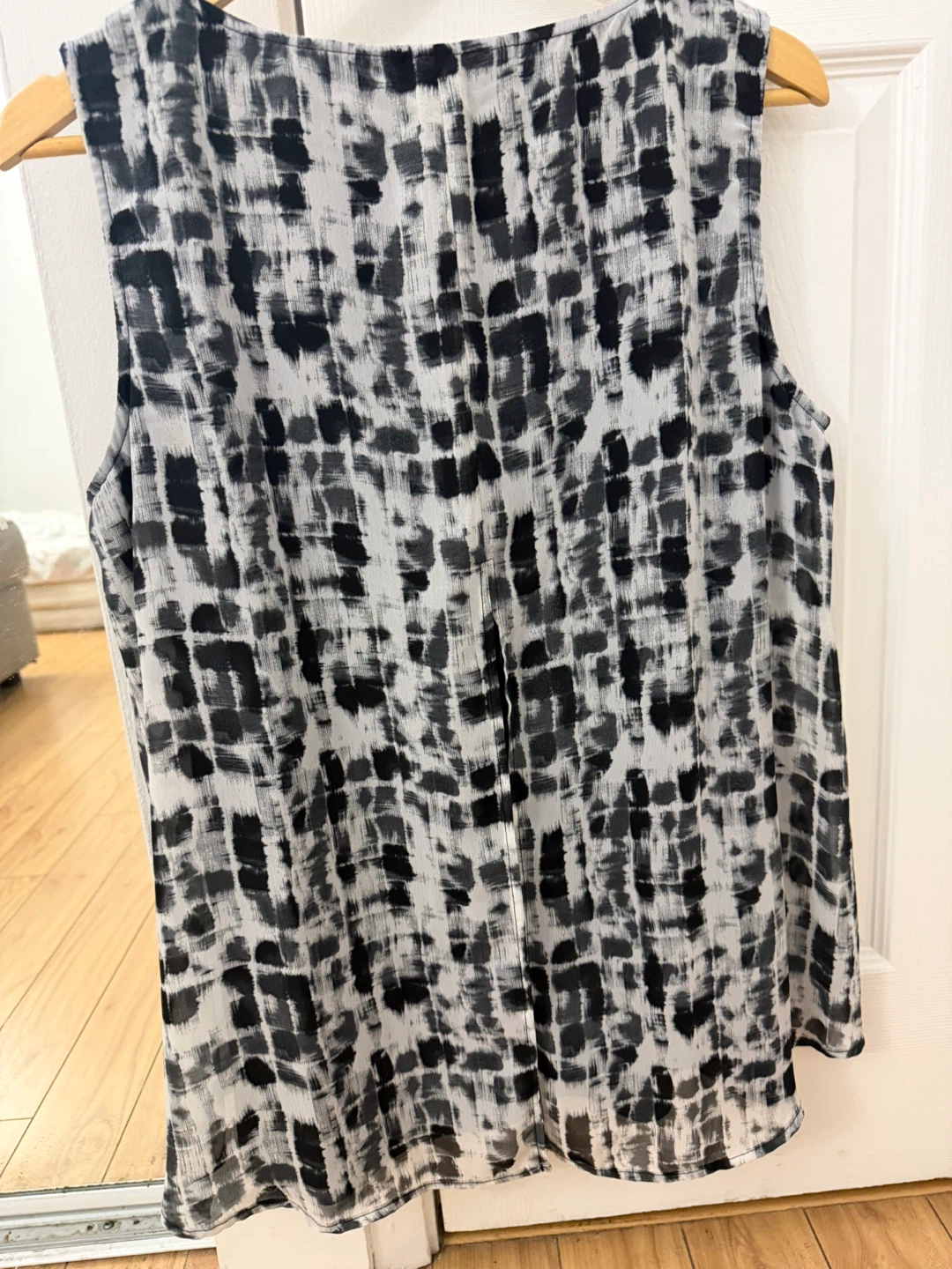 Women's Sleeveless Abstract Print Blouse with Flower Detail - photo 3