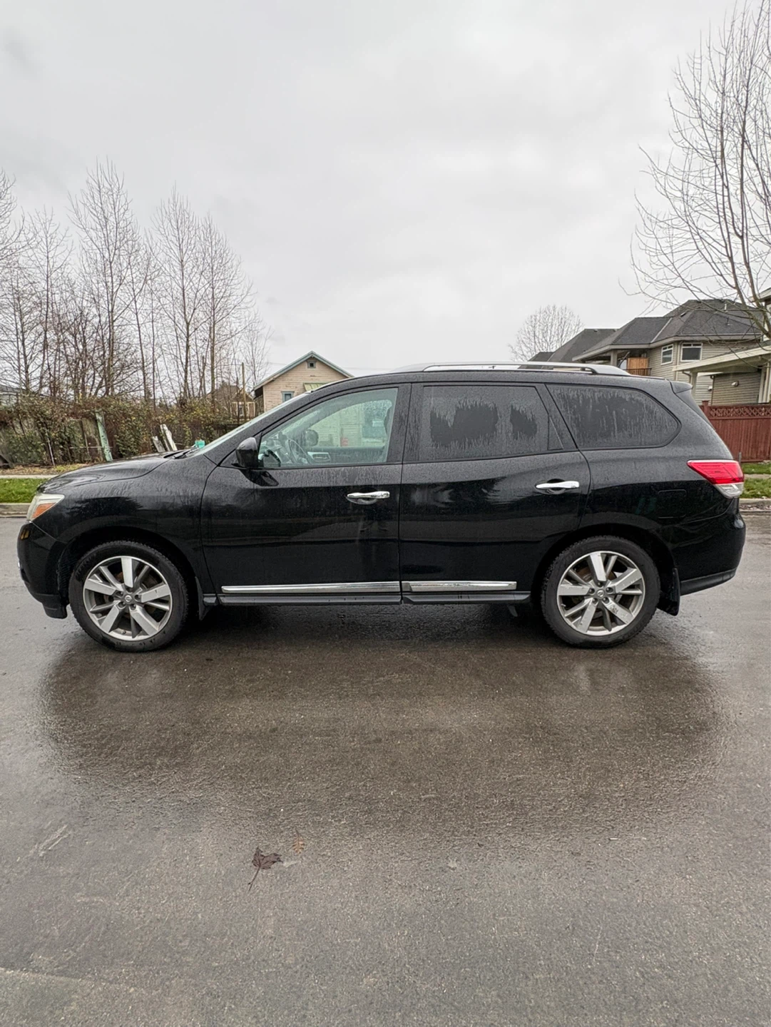 Black Nissan Pathfinder platinum 4WD