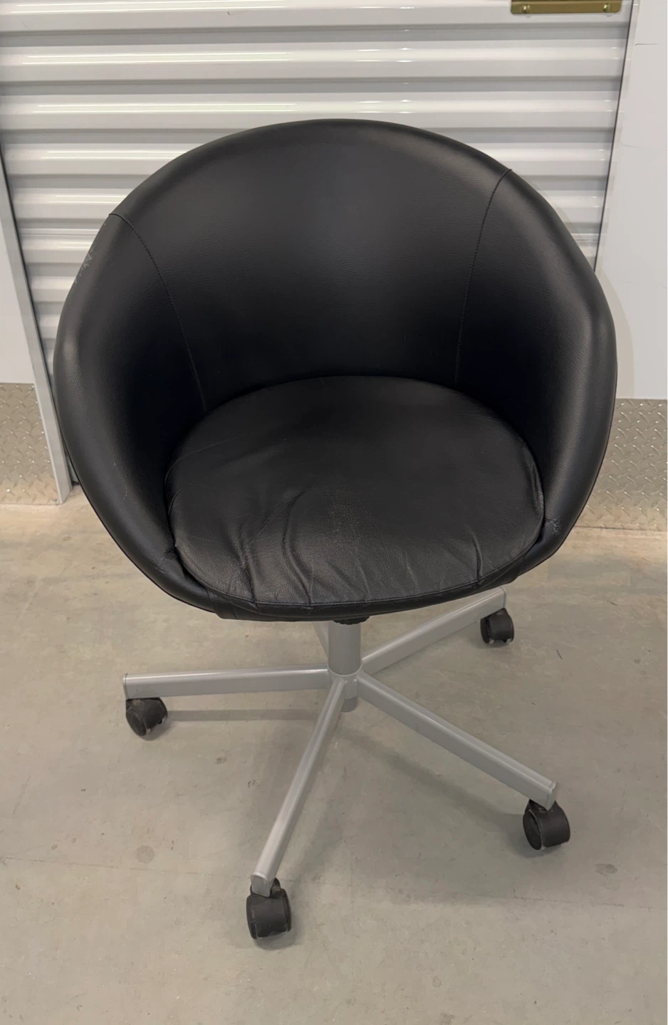 Modern Black Swivel Office Chair - photo 2