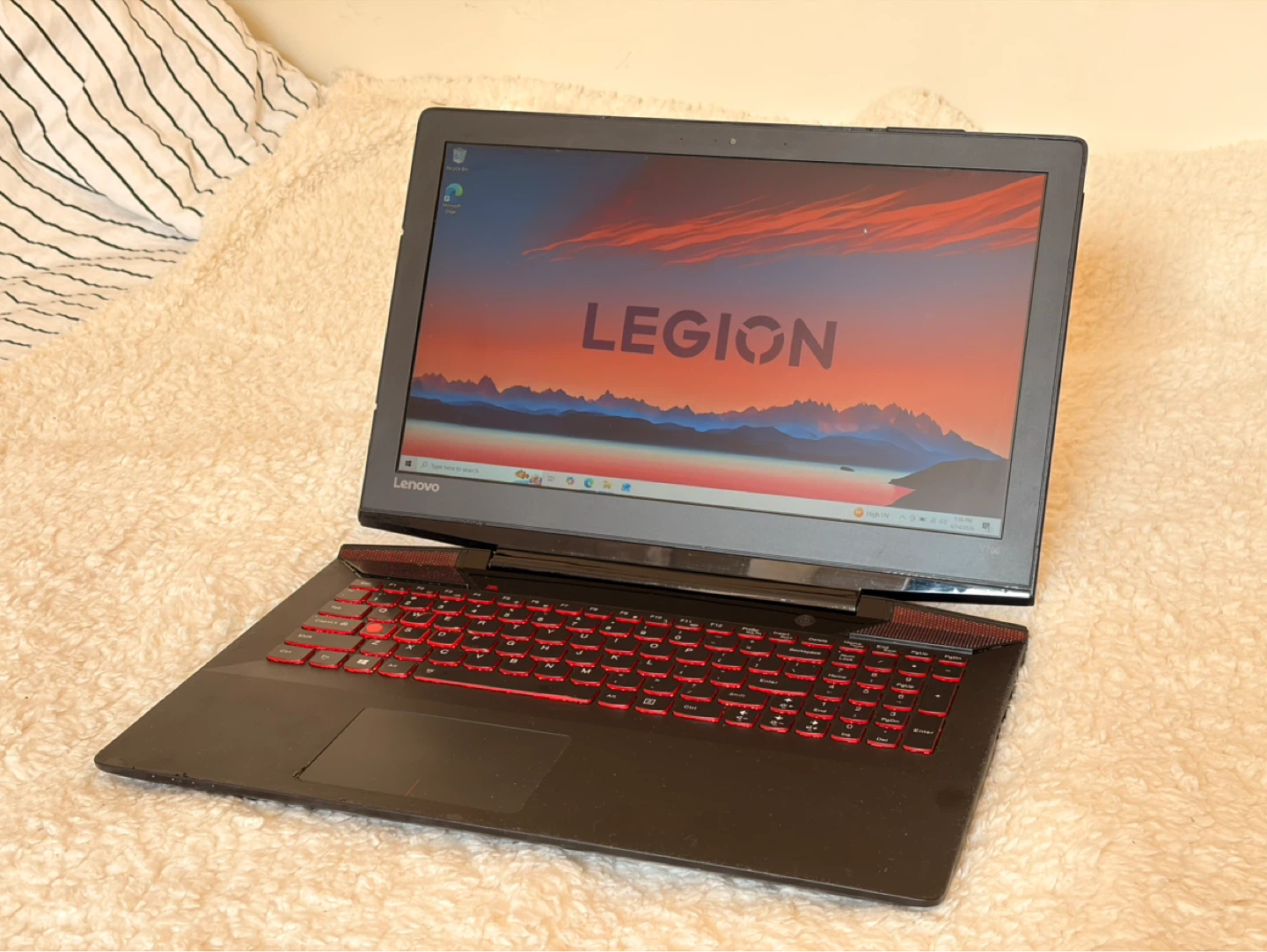 Lenovo Legion Gaming Y700 Laptop - 4 Cores / 8Gb / SSD+HDD