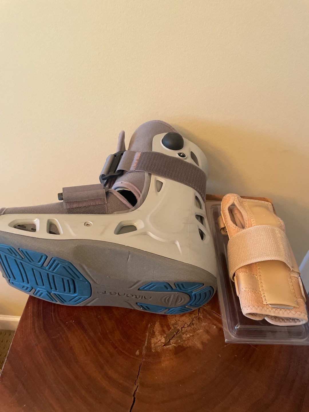 Aircast Walking Boot with Wrist Brace - photo 4