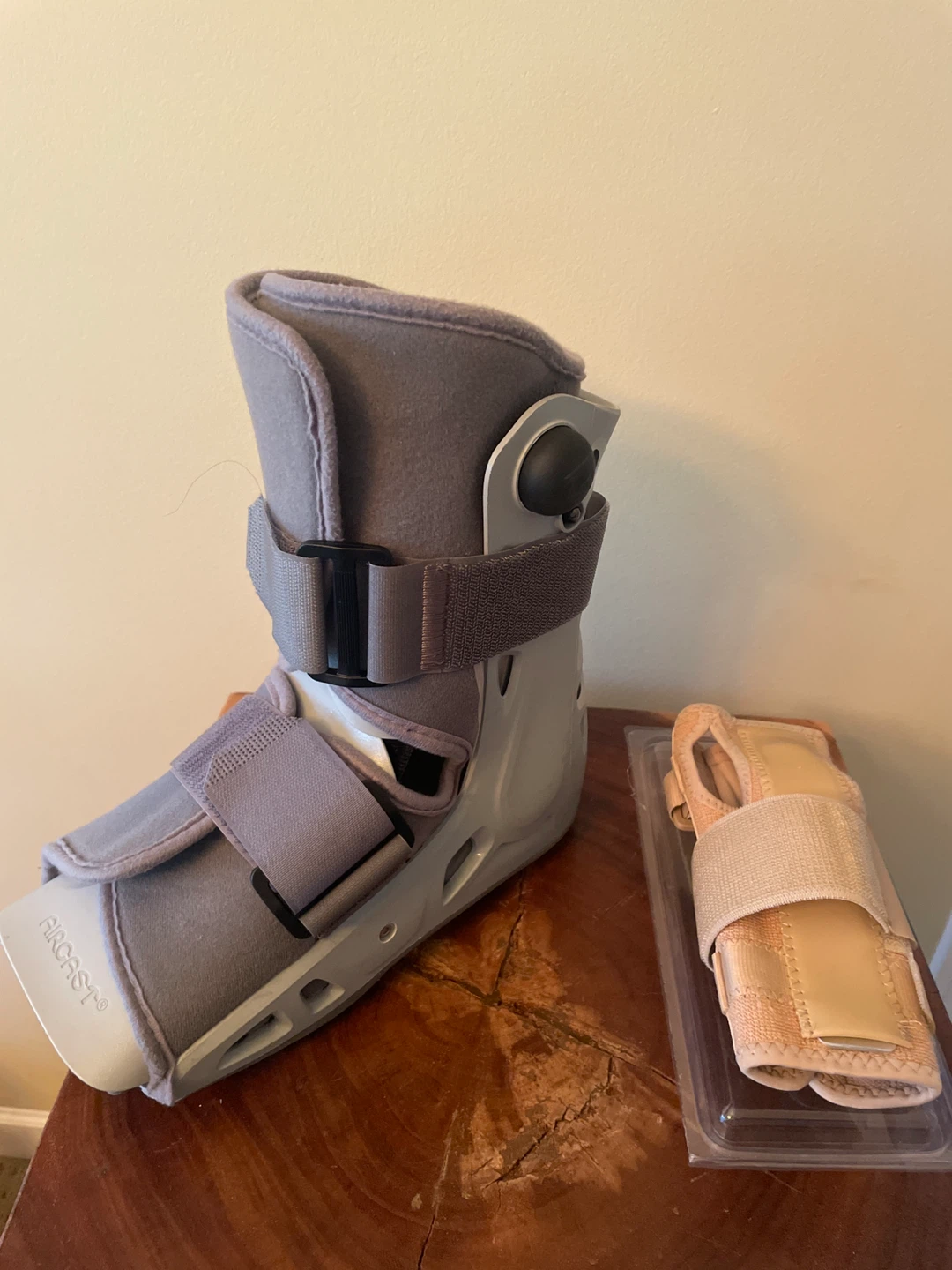Aircast Walking Boot with Wrist Brace - photo 3
