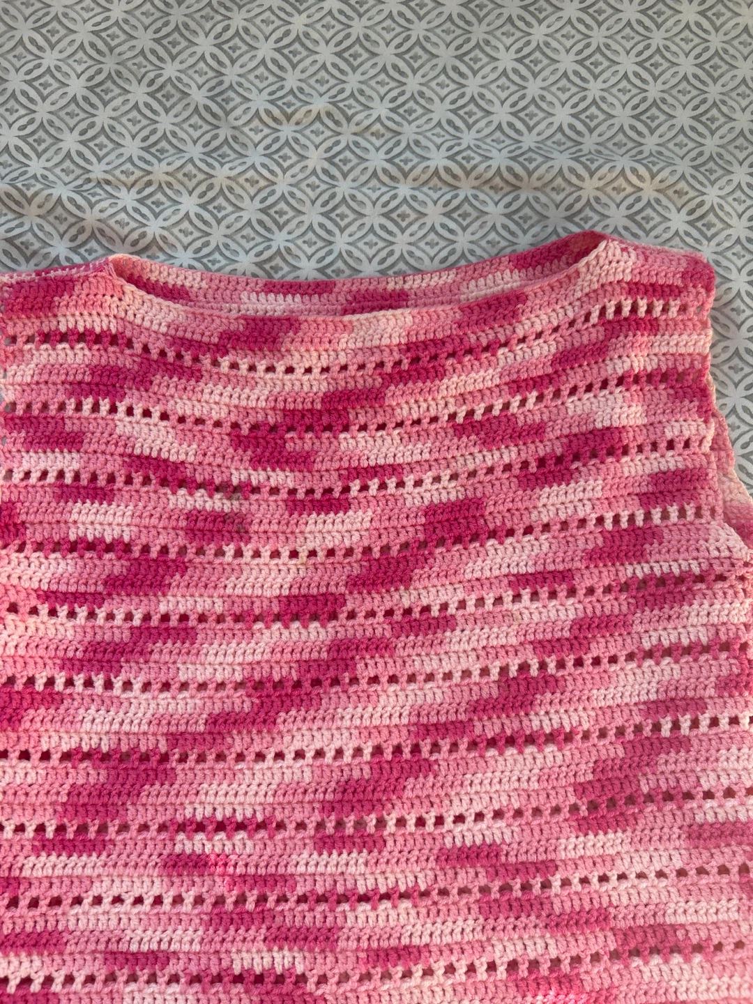 Crocheted sleeveless top with pink gradient - photo 2