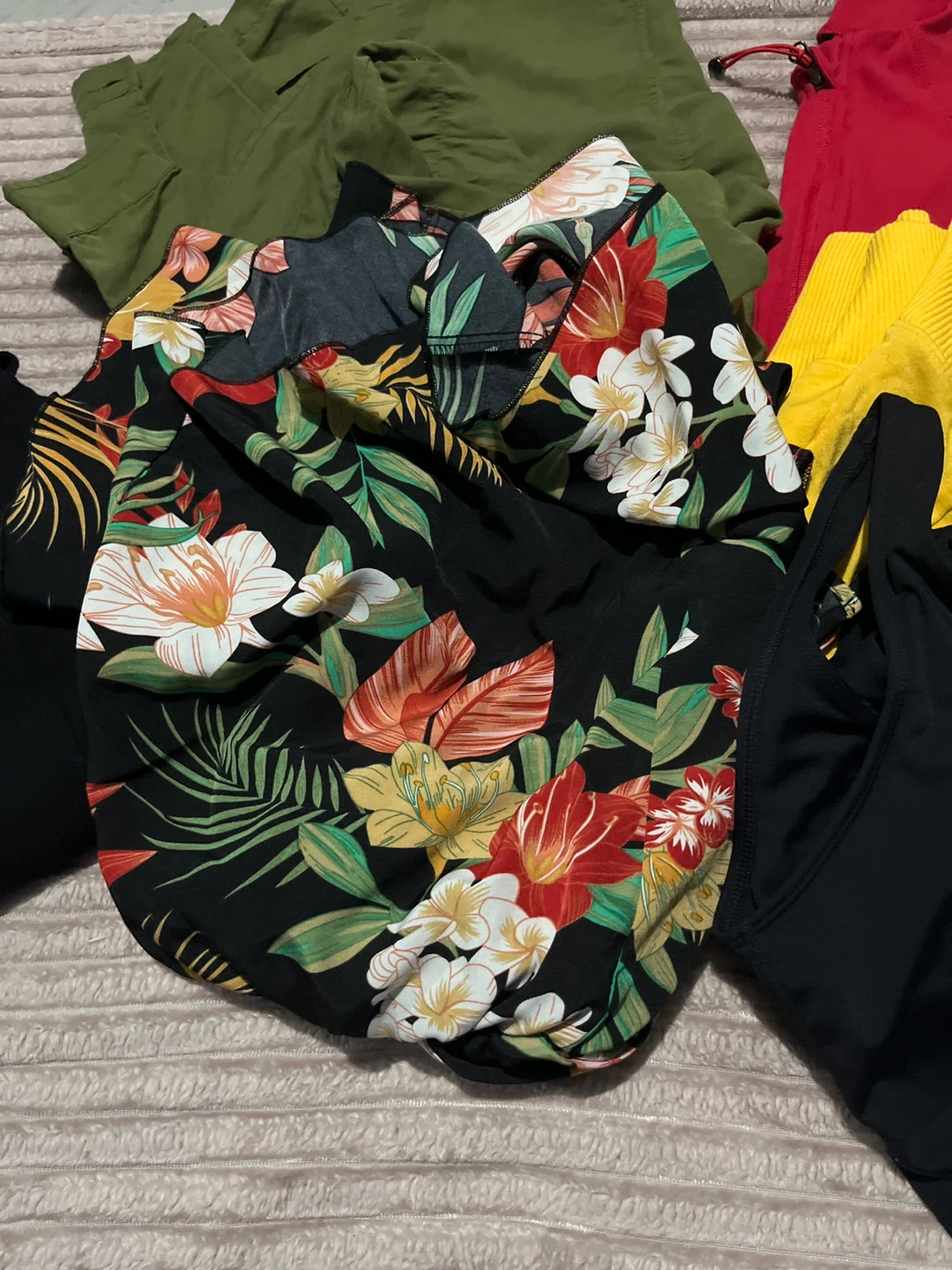 Bundle of women's tops - photo 3