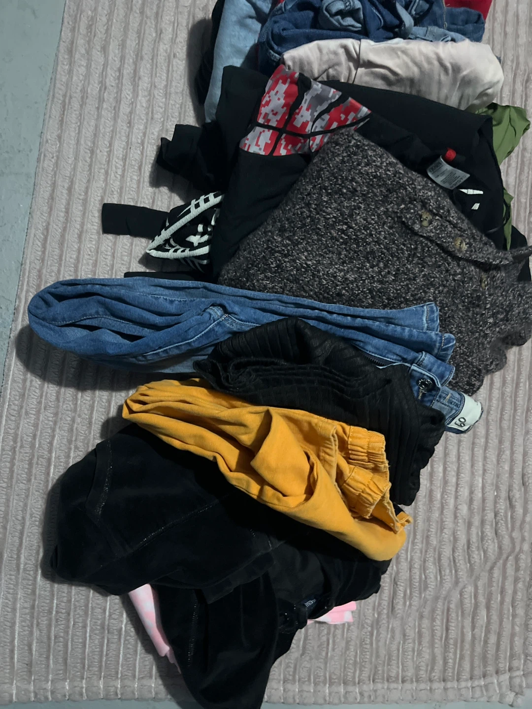 Bundle of assorted kids clothing - photo 3