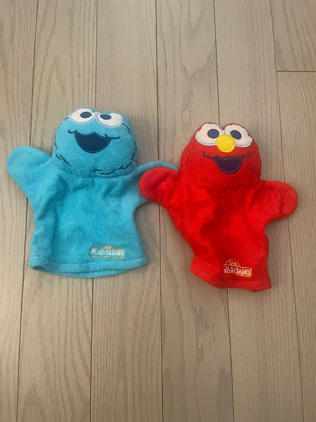 🆓 Elmo & Cookie Monster bath mitts/Hand Puppets