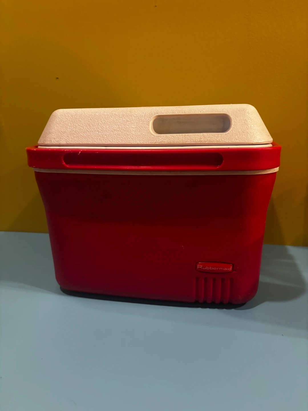 Rubbermaid Cooler Red/White