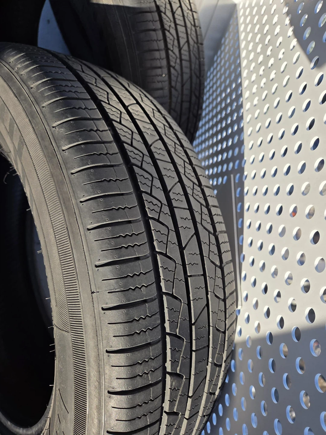 Set of 4 Hilo Sport XV1 Tires 225/65R17 - photo 3