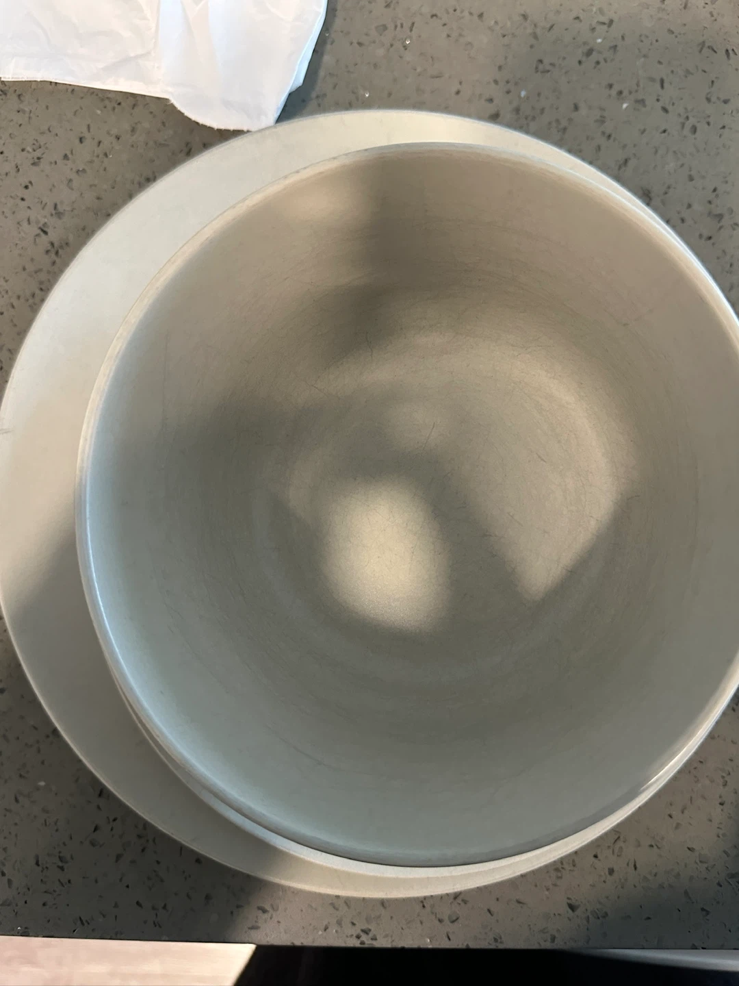 Set of 4 light grey melamine plates and 2 bowls - photo 2