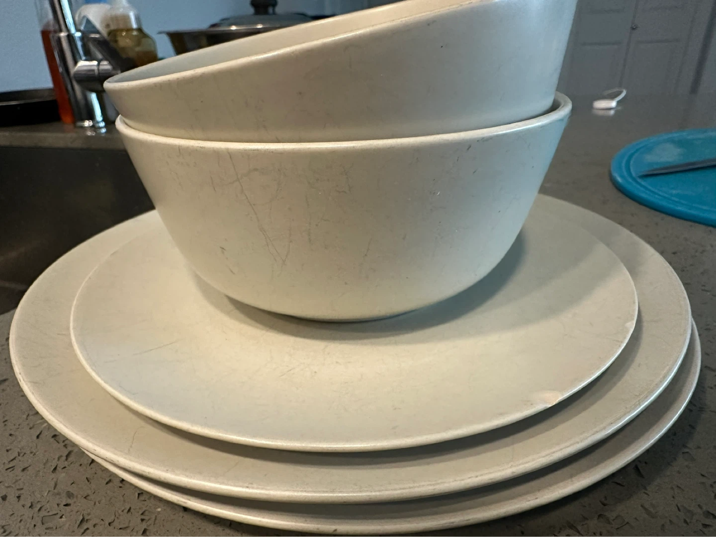 Set of 4 light grey melamine plates and 2 bowls