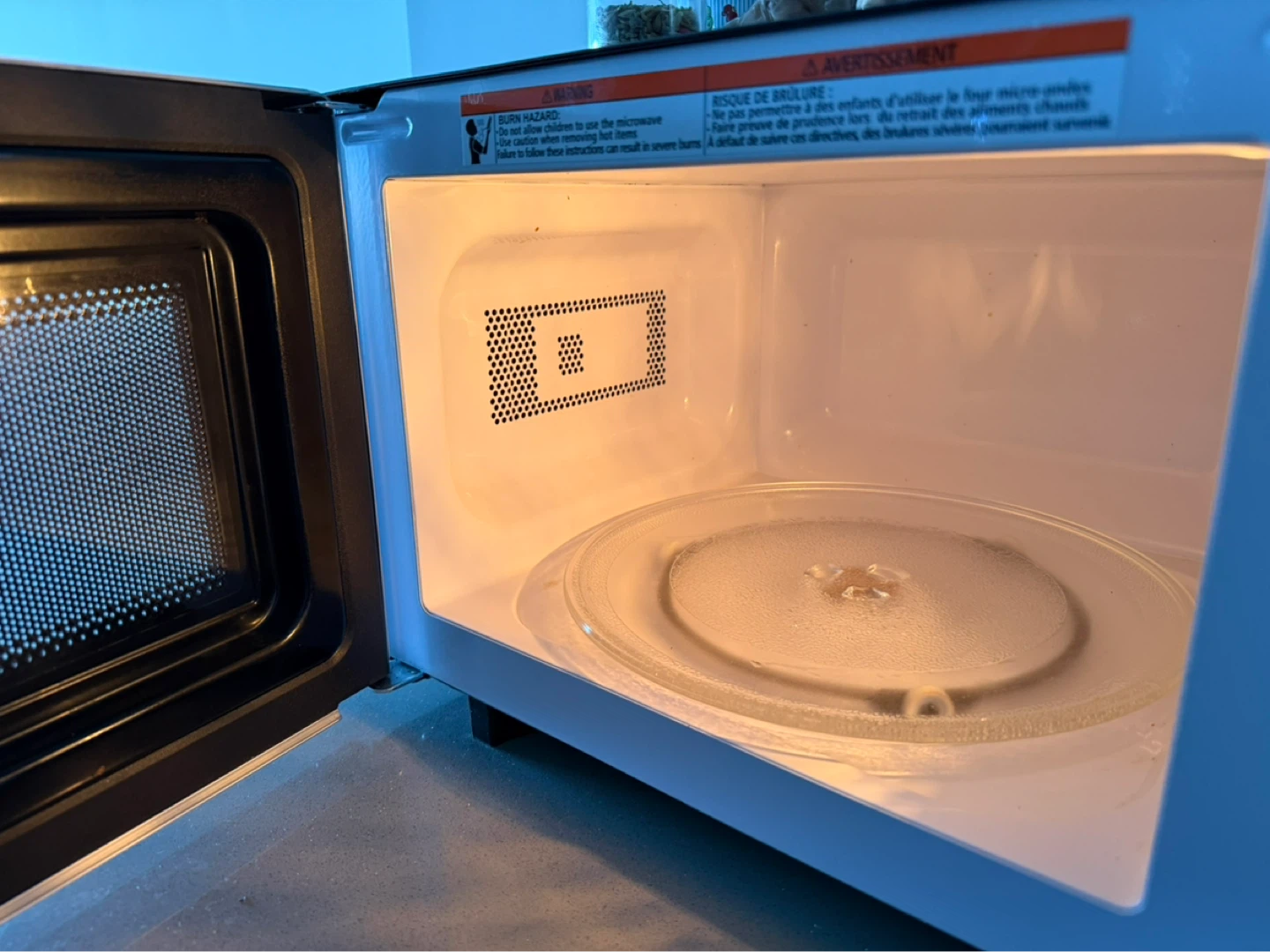 Hamilton Beach 0.7 Cu.ft. Microwave( NEW, comes with box) - photo 5
