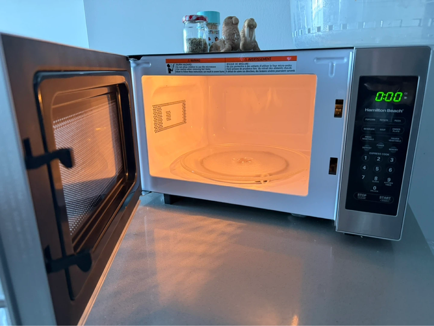 Hamilton Beach 0.7 Cu.ft. Microwave( NEW, comes with box) - photo 4