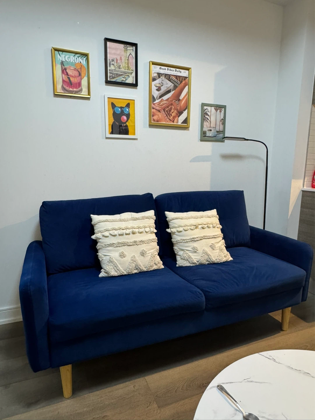 2-Seater Blue Velvet Sofa with Wooden Legs - photo 2
