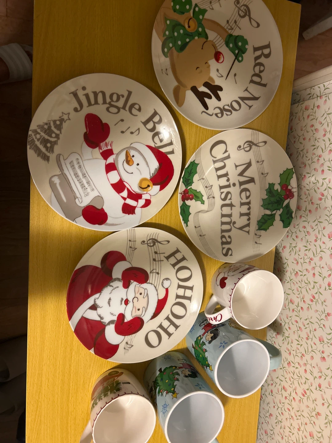 Christmas Themed Plates and Mugs Set - photo 2