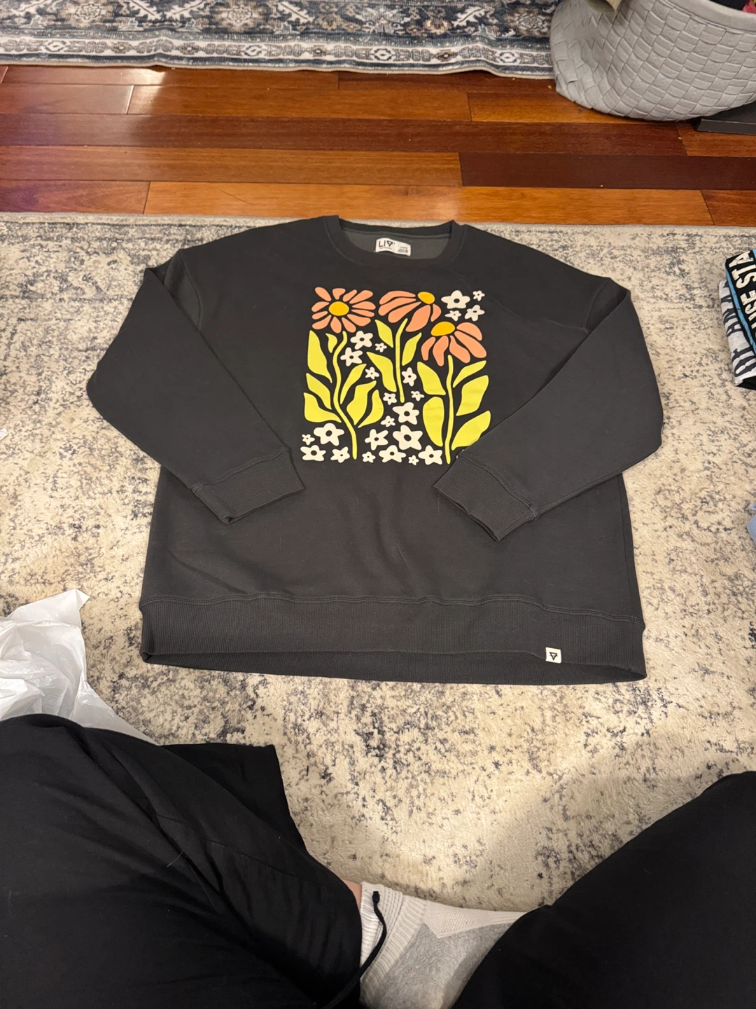 LIV Outdoor Graphic Sweatshirt Size L