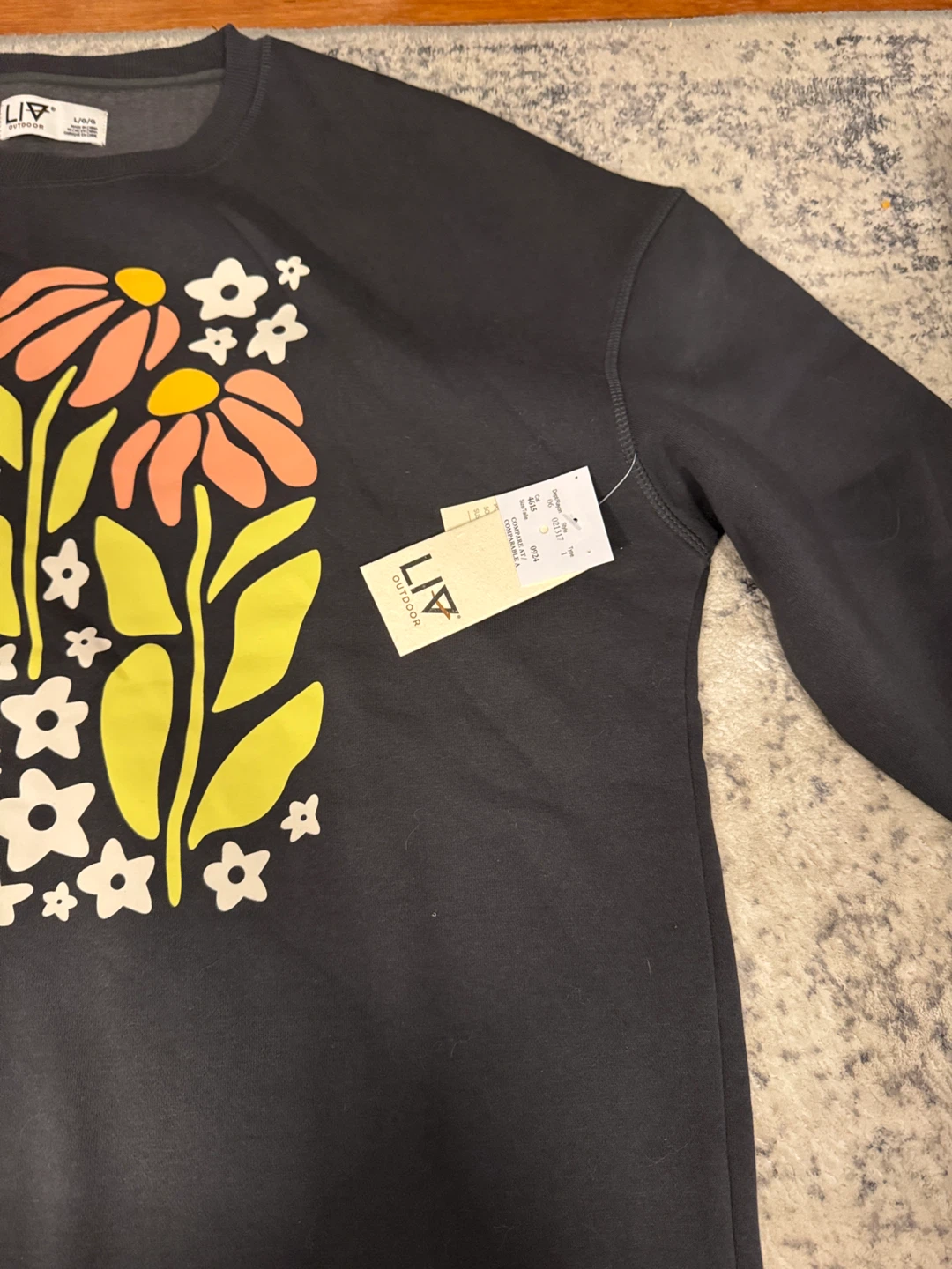 LIV Outdoor Graphic Sweatshirt Size L - photo 3
